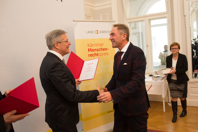 LH Peter Kaiser überreicht Superintendent Manfred Sauer den Menschenrechtspreis