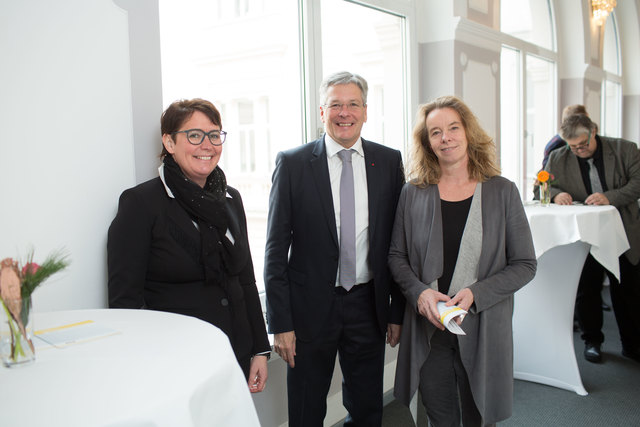 Laudatorin Astrid Roblyek, LH Peter Kaiser und Vorsitzende der Jury Larissa Krainer