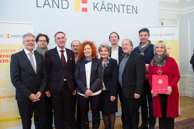 Die Preisträger des Menschenrechtspreises mit LH Peter Kaiser und LR Rolf Holub