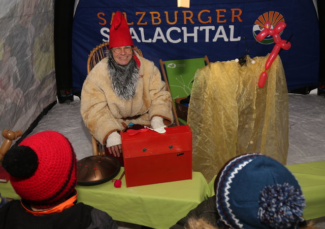 Ein Ballonkünstler begeistert die Kleinen.