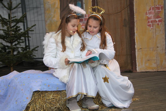 Julia Steflitsch und Johanna Simon suchen nach Liedern!