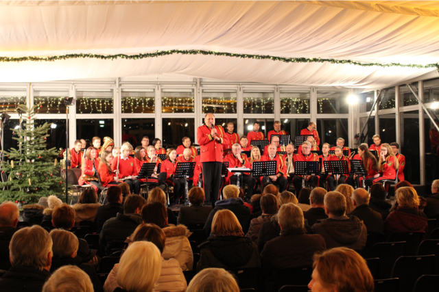 Die Stadtkapelle Jennersdorf zählte zu den Höhepunkten des ersten Wochenendes. Advent im Schloss gibt es noch am 16. und 17. Dezember. | Foto: Jopera