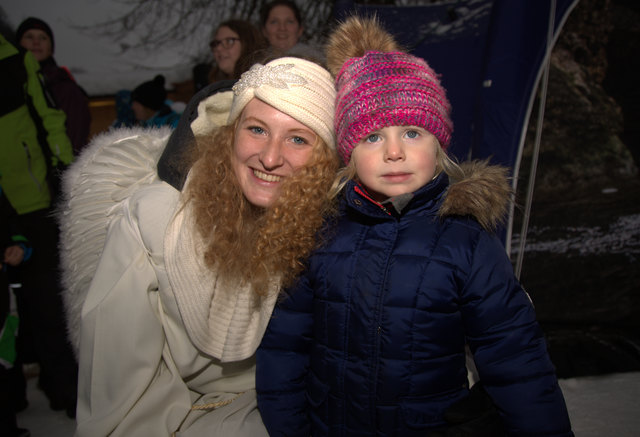 Engerl Madeleine Schmiderer hielt mit Laura Koch Ausschau nach dem Christkind.