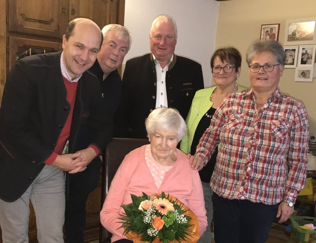 v.l.n.r.: Bürgermeister Johannes Pressl, Pfarrer Gerhard Gruber, OV Ludwig Auer, Jubilarin Maria Heiß, Seniorenbundobfrau Leopoldine Elser und Johanna Göbl. | Foto: Marktgemeinde Ardagger