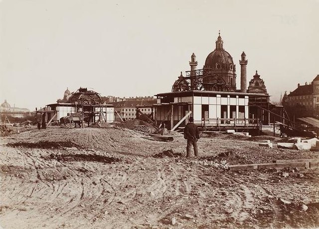 Eindrucksvolle Bautätigkeit zum Ende des 19. Jahrhunderts: Errichtung der Pavillons am Karlsplatz 1899. | Foto: Friedrich Strauß/Hatje Cantz