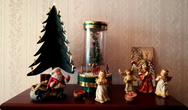 Der Baum links hat Harry in der Schule gemacht. Das Karussel ist cirka 70 Jahre alt. Die Englein sind Geschenke. Auch ein Brief an das Christkind dabei. Der Brief ist 45 Jahre alt.