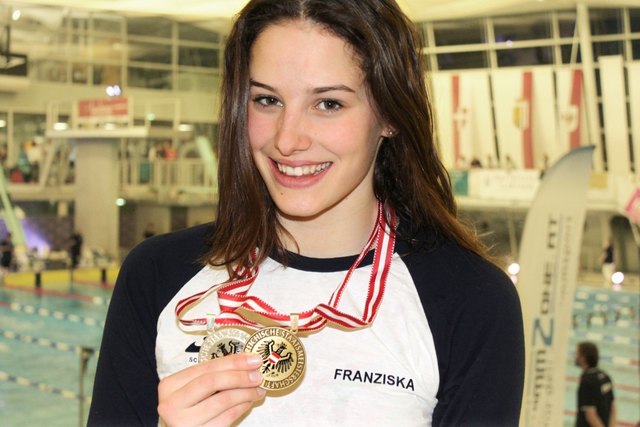 Franziska Ruttenstock holt in der Allgemeinen Klasse Silber über 50 m Rücken und Bronze über 50 m Schmetterling