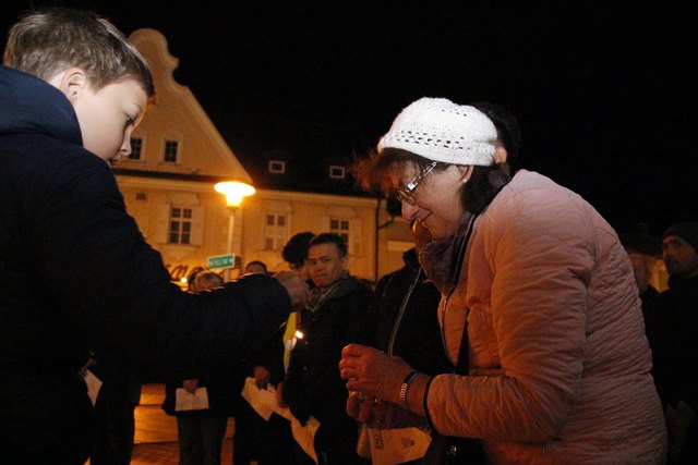 Kleines Symbol, aber eines zum stolz sein: Ein Licht für Flüchtlinge anzünden.