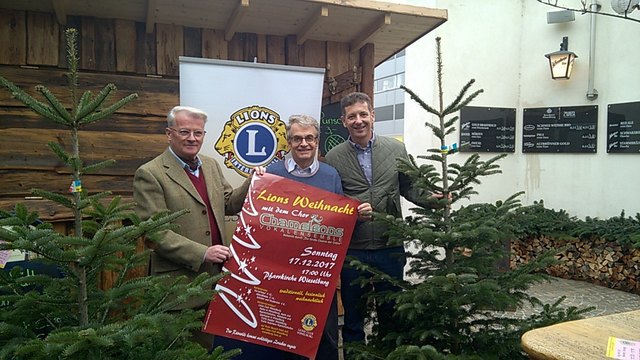 Georg Roher, Günther Hütl und Alois Seiringer vom Wieselburger Lions Club präsentieren das Plakat für die "Lions Weihnacht".