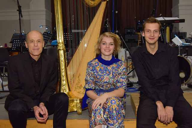 Im Bild: Dr. Nikolaus Duregger (Konservatorium) mit den beiden Solisten Magdalena Hoffmann (Harfe) und Jakob Mitterer (Cello)﻿ | Foto: privat