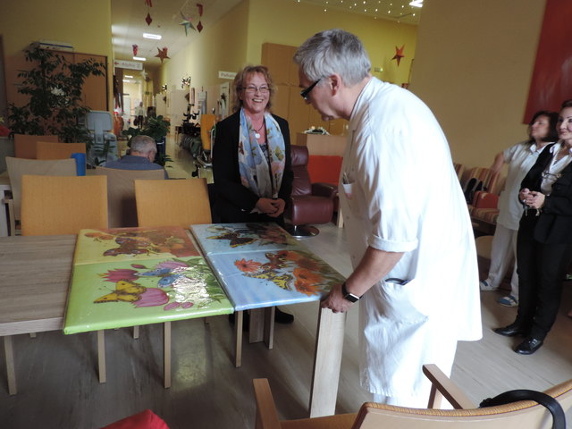 Geschenke für das Krankenhaus: Barbara Brunner überreicht Oberarzt Günther Koderhold ihre Seidenmalereien.