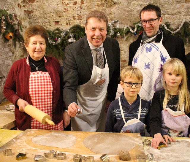 Bürgermeister Josef Tatzber (li.), Florian Huysza schauten Patricia und Raphael beim Lebkuchenbacken über die Schultern, im Bild mit „Backlehrerin“ Franziska Pfeiffer. | Foto: KTV/Tischler