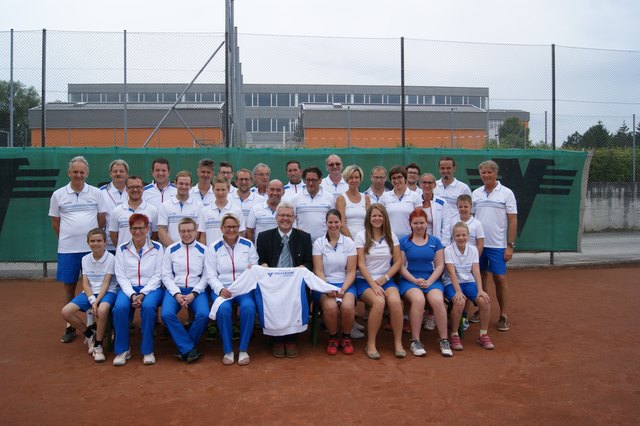 Die ganze Mannschaft des Tennisclubs aus Wieselburg mit den Sponsorenvertretern der Volksbank Niederösterreich. | Foto: Tennisclub Wieselburg