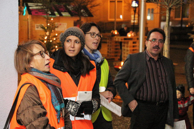 Give peace a chance: Flüchtlingshelferinnen und Bürgermeister Erich Wahl sangen gemeinsam mit den Asylwerbern.