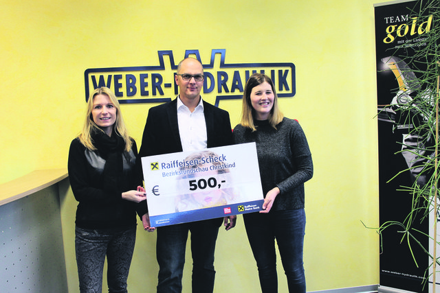 Nina Laub (Leiterin Human Resources) und Bernhard Obermayer übergaben den Scheck an Lisa Auer (v. l.).