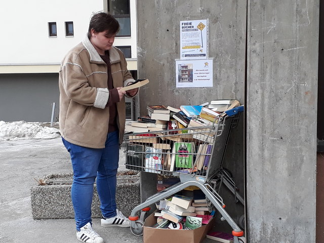 Leseratten werden sich freuen: Der beliebte Bücherwagen in der Oberdorferstraße wurde wieder aktiviert. | Foto: Riegler