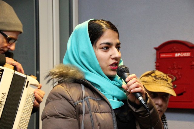 In ausgezeichnetem Deutsch erzählt Marziyeh Karimi über ihr derzeitiges Leben in St. Georgen, ihre Freude am Schulbesuch in der HAK und ihre Berufspläne. In Afghanistan wird Frauen weder Schulbildung noch Berufsausbildung zugestanden. 