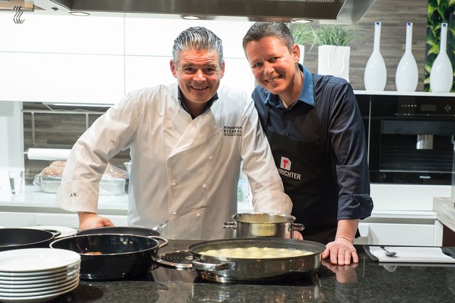 Andi & Alex sind Profis in der Küche und glänzen nicht nur vor der Kamera, sondern auch auf der Weihnachtsfeier beim DAN-Küchenprofi in Oberwart. | Foto: DAN