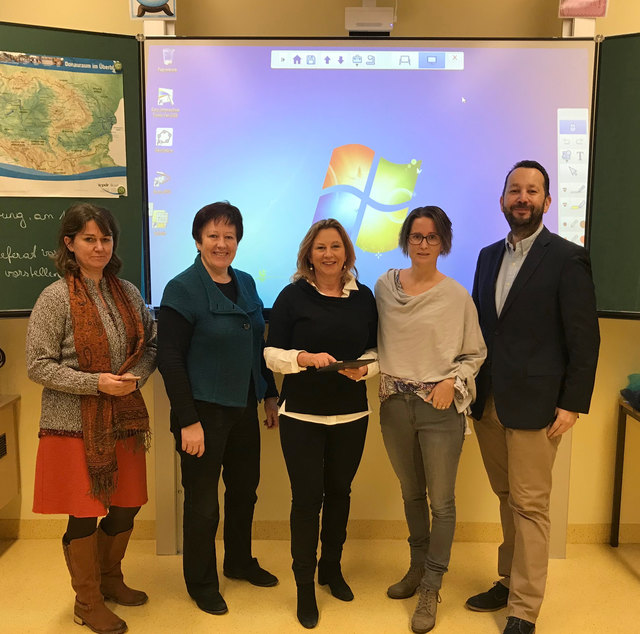 Setzen sich dafür ein, dass unsere Schulen „Digital Fit“ werden: GR Ursula Kohut, NMS-Direktorin Ingrid Berger, Schulstadträtin Maria T. Eder, GR Katharinna Danninger, GR Peter Bachmann. | Foto: Stadtgemeinde Klosterneuburg