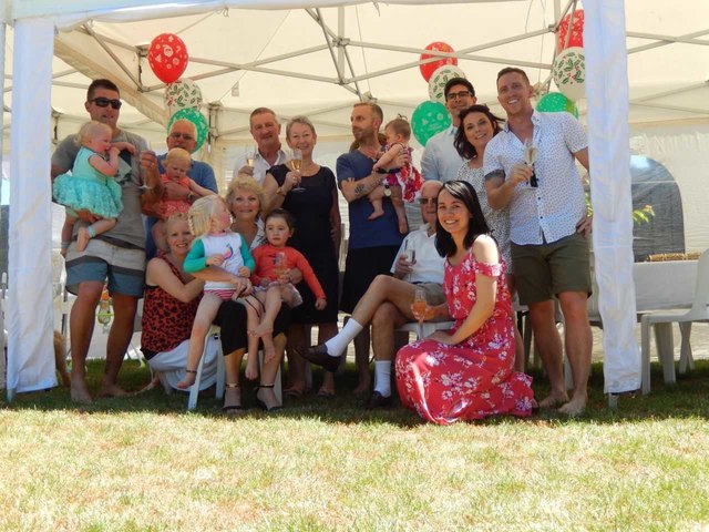 Martin Engleder (r.) mit seinen Eltern (Mitte), seiner australischen Freundin Alicia (r vorne) und ihrer Familie bei der X-mas Party in Sydney. | Foto: Foto: privat