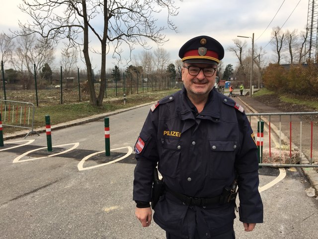 Hier kommt kein Auto mehr durch: Kurt Kraus vor den neuen Pollern am Beginn der Fahrradstraße.