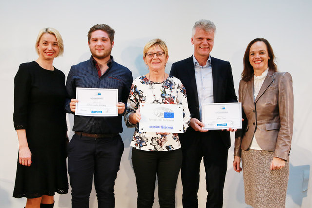 EU Abgeordnete Angelika Mlinar, Stellvertretender Juniorbotschafter der FBS-Wolfsberg Albert Greiner, Fachlehrerin Maria Maier, Norbert Aichholzer und Unterrichtsministerin Sonja Hammerschmid (v. li) | Foto: FBS Wolfsberg