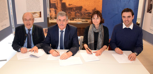 Der Vertrag ist unterzeichnet worden. | Foto: Stadtgemeinde Oberndorf/Standl