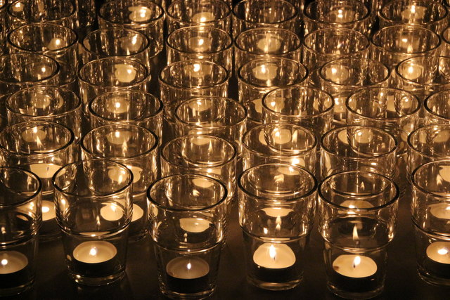 Hunderte Lichter der Solidarität.