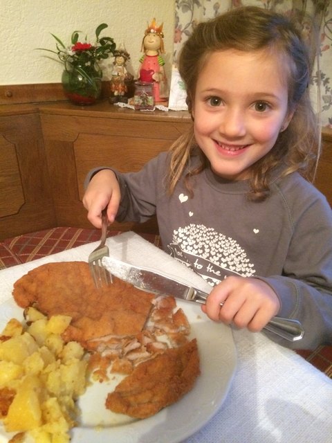 Amelie verkürzt die Wartezeit mit einem knusprigen Schnitzel.