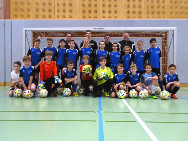 Franz Schuster (hinten re.) mit Branko Cucek, Thomas Mraz, Roman Mödlhammer und zwanzig hoffnungsvollen Nachwuchskickern.