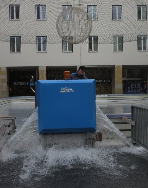 Statt Eisaufbereitung wurde die Eismaschine am Rathausplatz in Villach zum "Wassersauger" umfunktioniert. "Wasser marsch!"