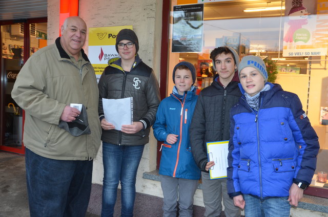 Die Jungreportergruppe bei der Befragung
