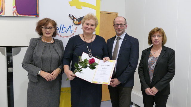 Maria Hofstadler (Leiterin von SelbA-Selbständig im Alter), Sabine Richter, Christian Pichler (Leiter des Katholischen Bildungswerks OÖ) und Ernestine Priewasser (SelbA-Referentin)﻿ | Foto: SelbA