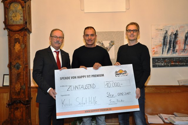 Spendenübergabe im Steyrer Rathaus: Happy-Fit-Begründer Sven Decker (Bildmitte) überreichte Bürgermeister Gerald Hackl (links) einen Scheck in Höhe von 10.000 Euro für bedürftige Steyrer Kindern. Rechts im Bild Mario Ferrari, Leiter der Magistrats-Fachabteilung für Jugendhilfe und soziale Dienste, die den Soforthilfe-Fonds verwaltet. | Foto: Magistrat Steyr Presse