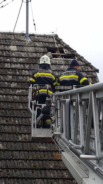 Die FF Viktring Stein-Neudorf half in Göltschach (Maria Rain) mit der Drehleiter bei abgedeckten Gehöften | Foto: FF Viktring Stein-Neudorf