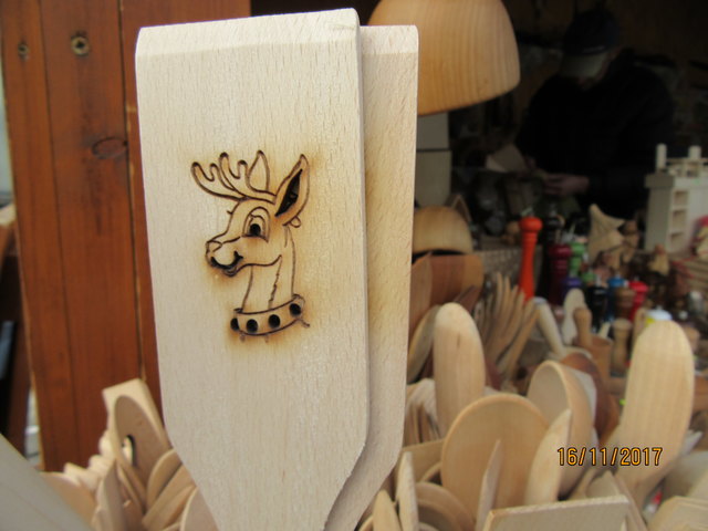 Wir haben uns einiges gekauft auch für den Garten.Solche Ideen findet man nur hier in Hirschstetten aussen am Christkindlmarkt. In der Halle ist die Ausstellung Glanzvoller Advent