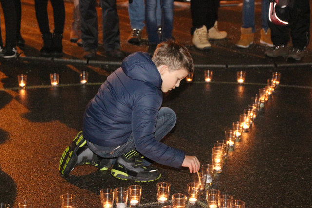 Auch wenn der Wind immer wieder Kerzen ausblies: Sofort bfand sich jemand, der die Lichter der Hoffnung wieder anzündete.