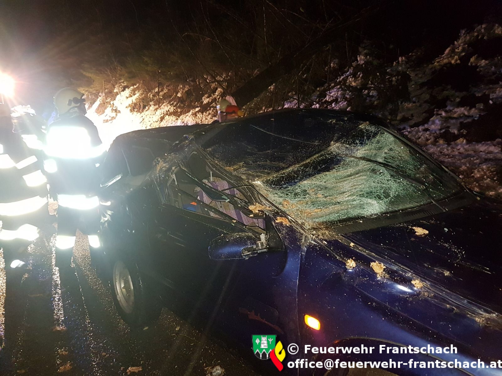 Die Freiwilligen Feuerwehren (FF) Kamp und Frantschach standen gestern am Abend auf der Weinebene Straße im Einsatz