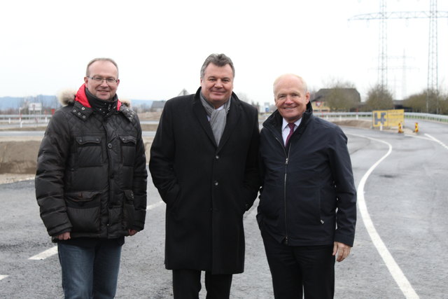 Endlich freigegeben: Der Kreisverkehr B148/B156. Im Bild: Bgm. Johannes Waidbacher, Landesrat Günther Steinkellner und Helmut Wieser, CEO der AMAG