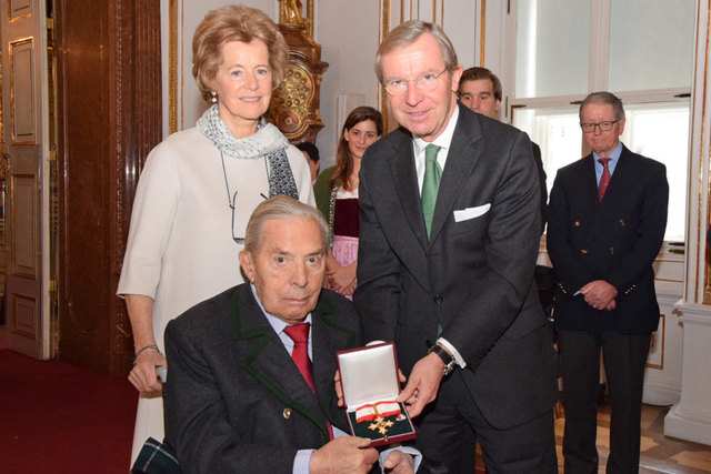 Landeshauptmann Wilfried Haslauer (re.) hat Martin Matthias Kaindl das Großen Ehrenzeichen des Landes verliehen. | Foto: Land Salzburg/Sabine Bauer