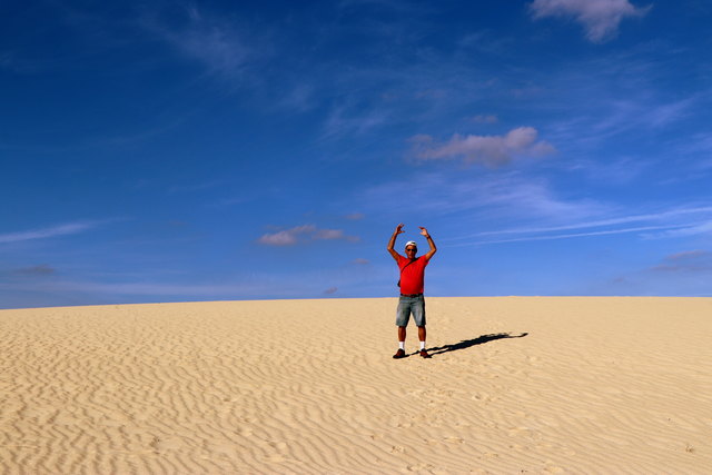 Das 20 Quadratkilometer große Wanderdünengebiet El Jable - Las Dunas de Corralejo auf Fuerteventura steht unter Naturschutz und schließt direkt den ca. 7 km langen weißen und feinkörnigen Sandstrand von Corralejo an. Das 'lebendige' Wanderdünengebiet El Jable ist ständig in Bewegung.