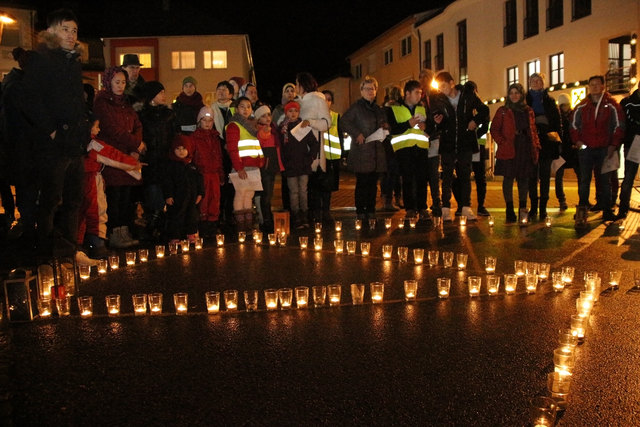 Ein Symbol für Frieden und Humanität entstand am Marktplatz, als immer mehr Menschen ihr Licht am Boden platzierten.