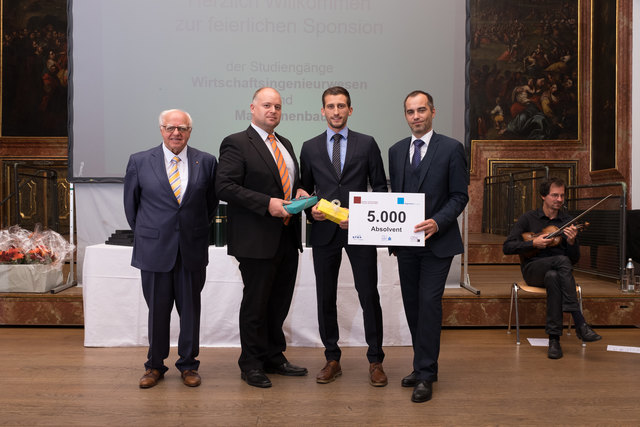 Ehre: Absolvent 5.000, M. Ofner (2.v.r.), wird gefeiert. | Foto: Hermann Burgstaller
