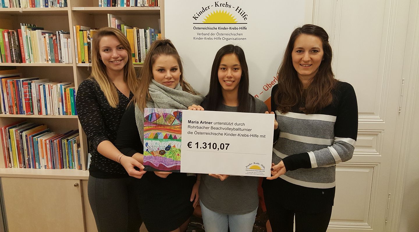 Bei der Spendenübergabe: Sarah Gebhardt, Martina Protic, Organisatorin Maria Artner und Mag. Jennifer Ziegler von der ÖKKH (v.l.n.r.)