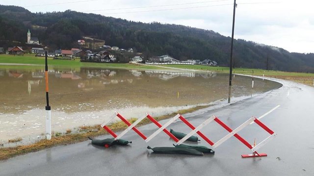 Die L106 Wellersdorfer Landesstraße zwischen Wellersdorf und Niederdörfl/ÖDK bleibt weiterhin wegen Überflutung gesperrt. Eine Umleitung ist eingerichtet | Foto: FF Wellersdorf