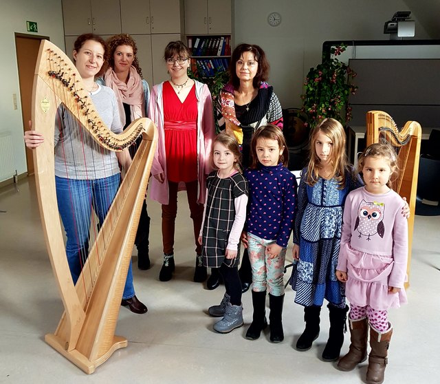 Die Harfenlehrerin der Musikschule der Korneuburger Musikfreunde, Veronika Villanyi, entführte unlängst Interessentinnen in die Zauberwelt der Harfe. An Hand einer Geschichte mit Harfenbegleitung konnten Caroline Youngerman, Christina Gabmayer, Luise Scherzer, Anna Kronberger, Golla Marschik, Ronja Marschik und Kerstin Hufnagl in die Welt der Harfenklänge eintauchen. Selbstverständlich durften die Teilnehmerinnen auch selbst ausprobieren und somit ein Gefühl für dieses Musikinstrument entwickeln. | Foto: privat