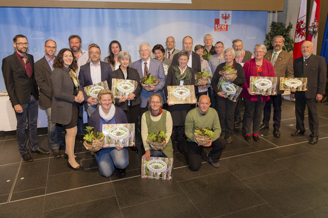 Zwölf Osttiroler Gartenbesitzer erhielten in Innsbrcuk die Plakette "Natur im Garten". | Foto: Paul Weber