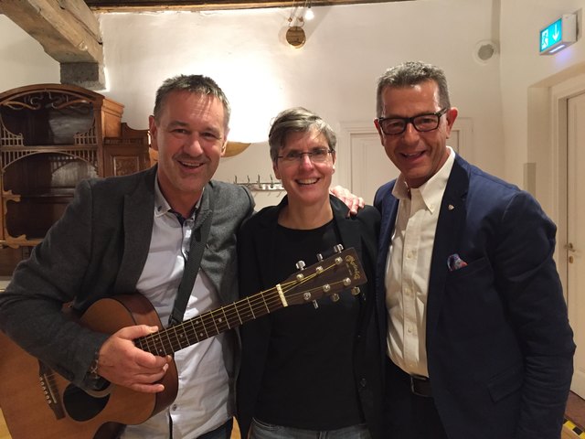 Der designierte Chefredakteur Christoph Lindenbauer, Dirigentin Lisi Fuchs und Bezirksblätter-GF Michi Kretz beim Musizieren.