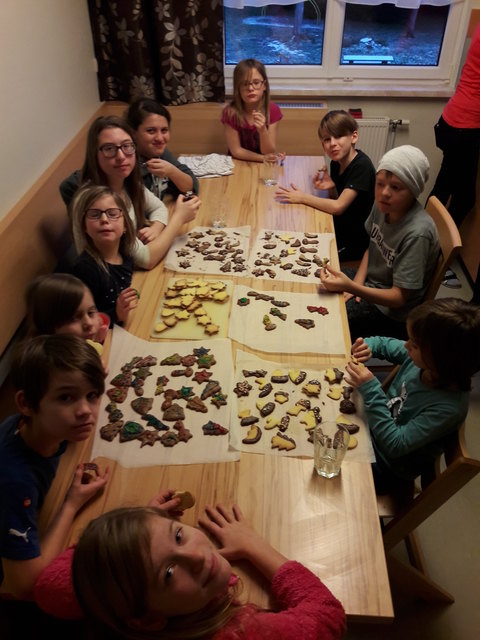Im Advent werden im Sozialpädagogischen Betreuungszentrum Schauboden, mithilfe vieler fleißiger Helfer, Kekse gebacken und natürlich auch verkostet.