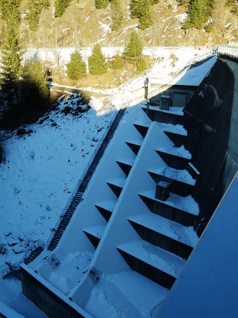 Staumauer seitlicher Aufgang mit ca. 100 Stufen